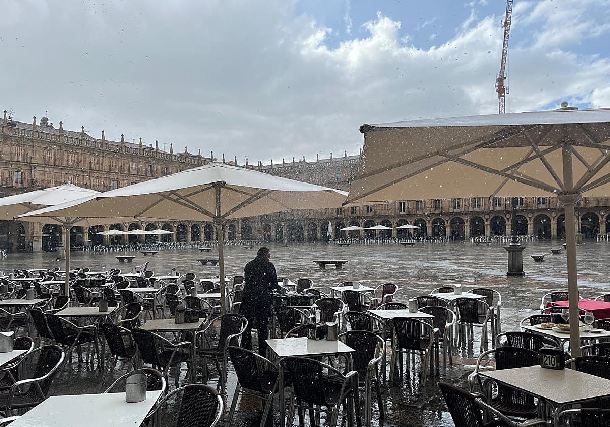 Intensa tormenta sobre la Plaza Mayor de Salamanca