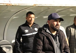 Jehu Chiapas dirige al equipo, bajo la atenta mirada de Rafa Dueñas