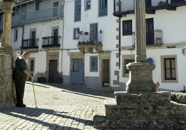 Un vecino de Candelario, en su localidad en una imagen de archivo.