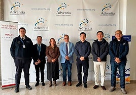 Raúl Sánchez Prieto y Ana Belén Gil junto con la delegación china.