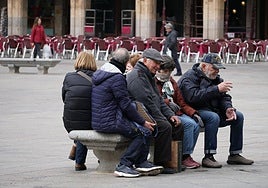 Personas en un banco de la Plaza Mayor de Salamanca