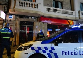 Agentes de Policía Local, en una intervención nocturna en una imagen de archivo.