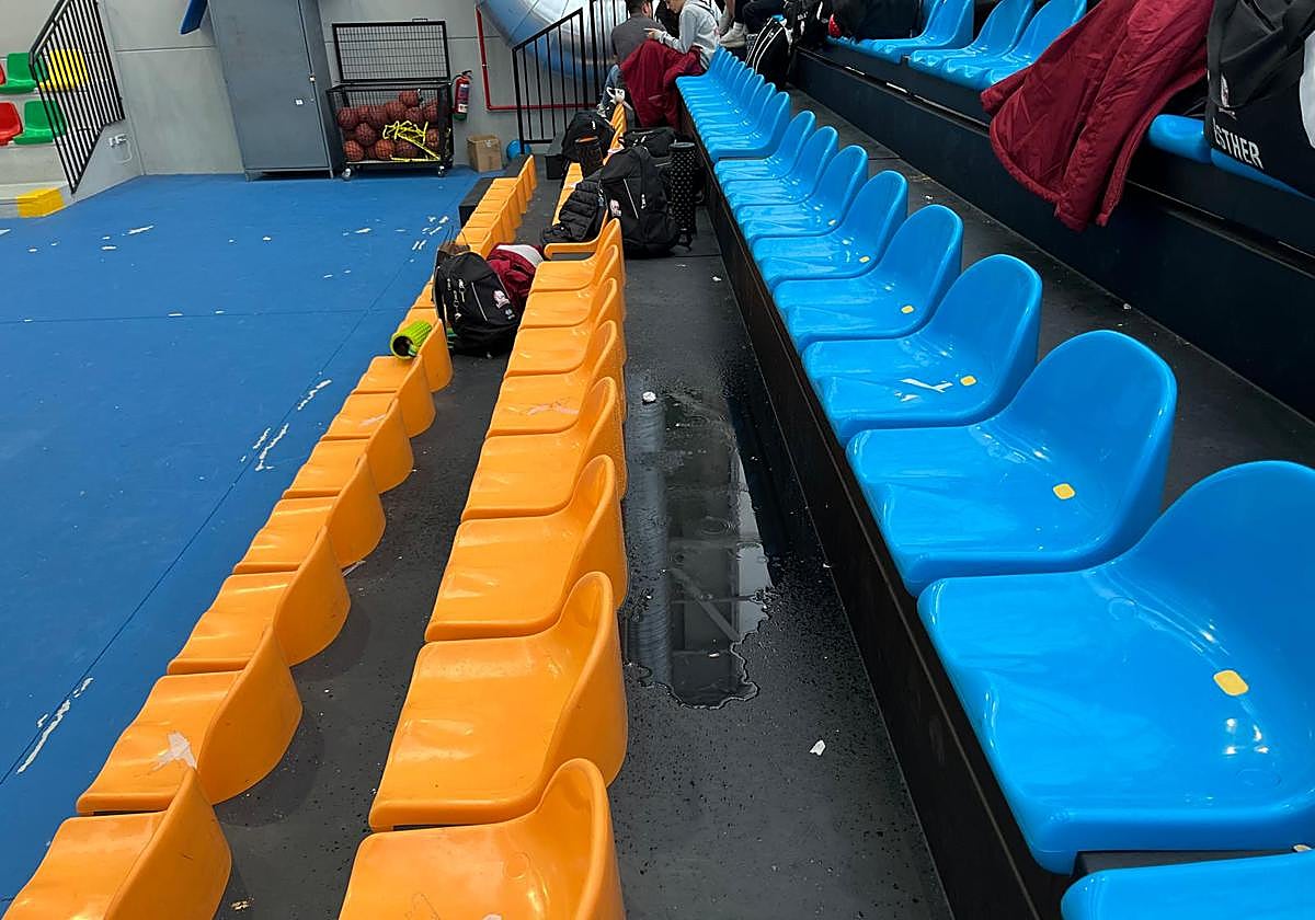 Enorme gotera en el anexo de Würzburg durante un partido júnior de baloncesto