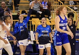 Jankovic y Cornelius celebran una canasta en un partido de Euroliga