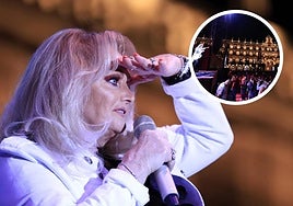 Bonnie Tyler, durante su concierto en Salamanca y, arriba a la derecha, la Plaza Mayor de Salamanca abarrotada durante su actuación.