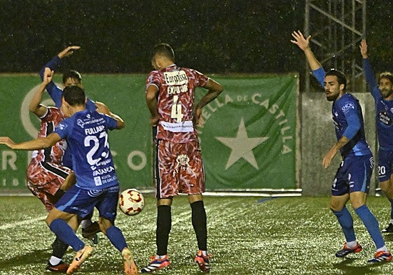 Gonzalo Expósito intenta controlar un esférico en el anegado Luis Ramos