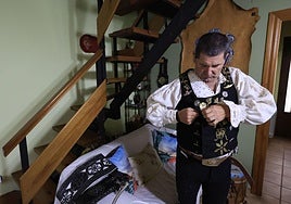 Ángel Rufino se prepara en su casa para convertirse en Mariquelo.