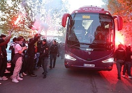 Los seguidores reciben al Salamanca UDS a su llegada al Helmántico.