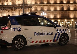 Un coche de la Policía Local en la Plaza Mayor de Salamanca.