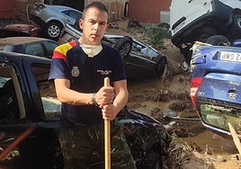 El salmantino Alberto Miguel, Policía Nacional, de voluntario en Paiporta.