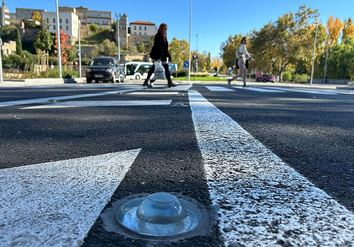 El novedoso semáforo de luces sobre la calzada que protege un cruce peligroso