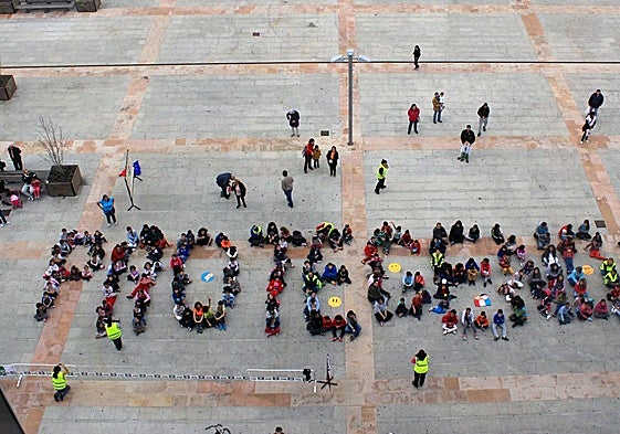 Participantes en una actividad organizada por la Mesa de Infancia.