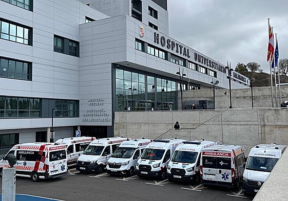 Ambulancias a las puertas del Hospital de Salamanca.