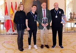 El alcalde y la concejala de Deportes, con José Luis Revilla y Tomás Mira.