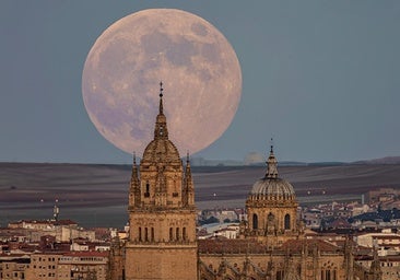 La espectacular Luna del Castor posada sobre la Catedral de Salamanca