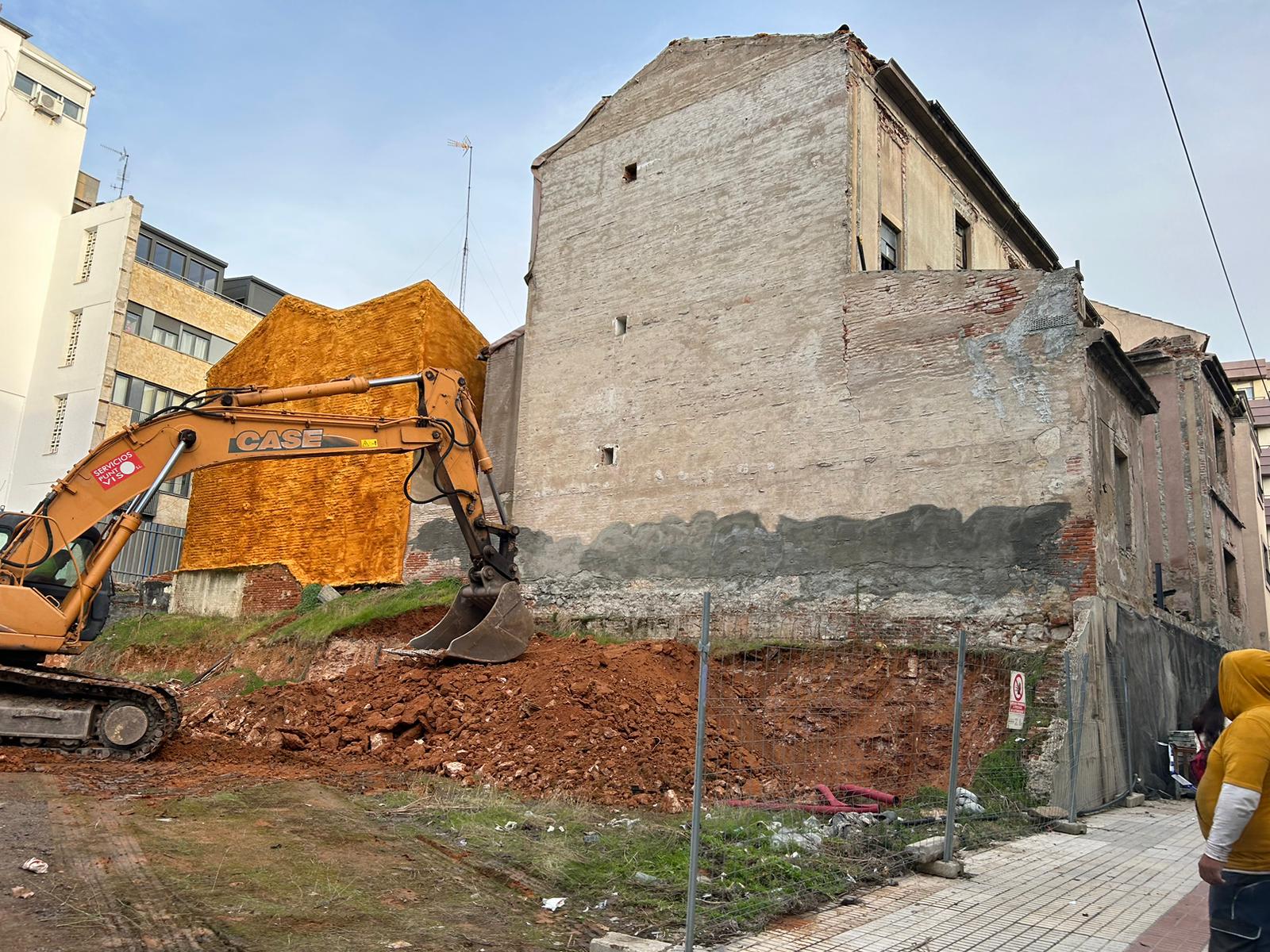 La villa en ruinas de la avenida de Italia es ya un &#039;cascarón&#039; listo para ser demolido