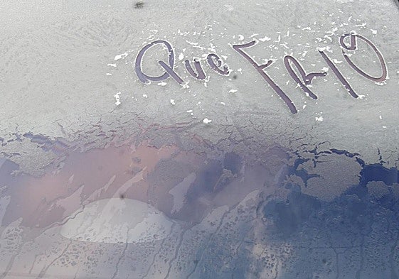 Un coche helado en una imagen de archivo.