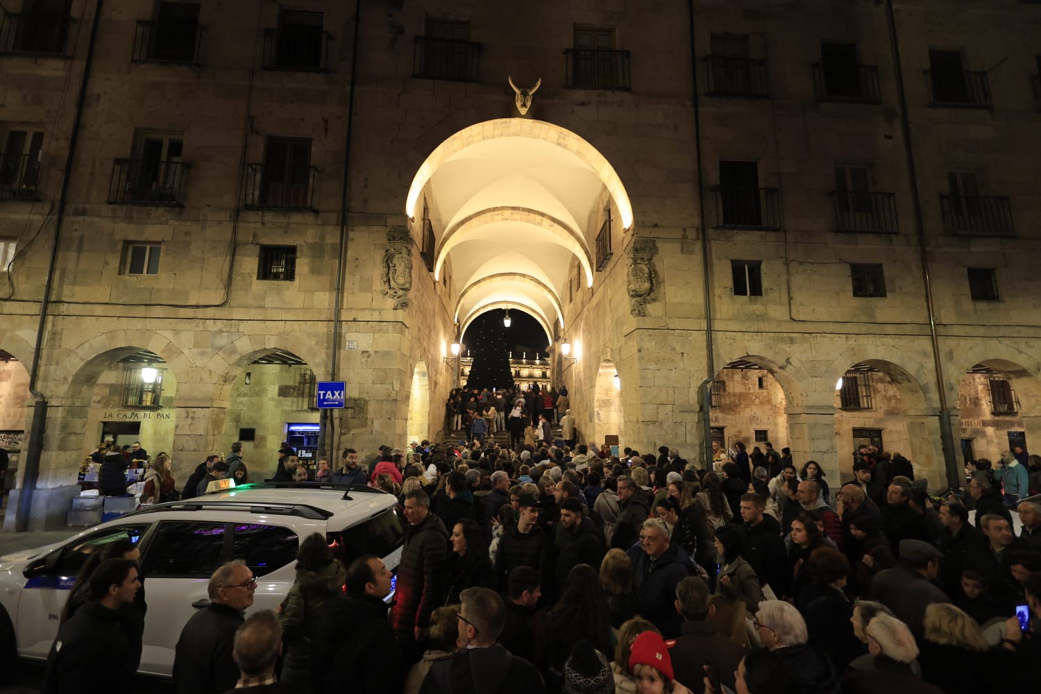 Una Plaza abarrotada, escenario del encendido de la Navidad en Salamanca