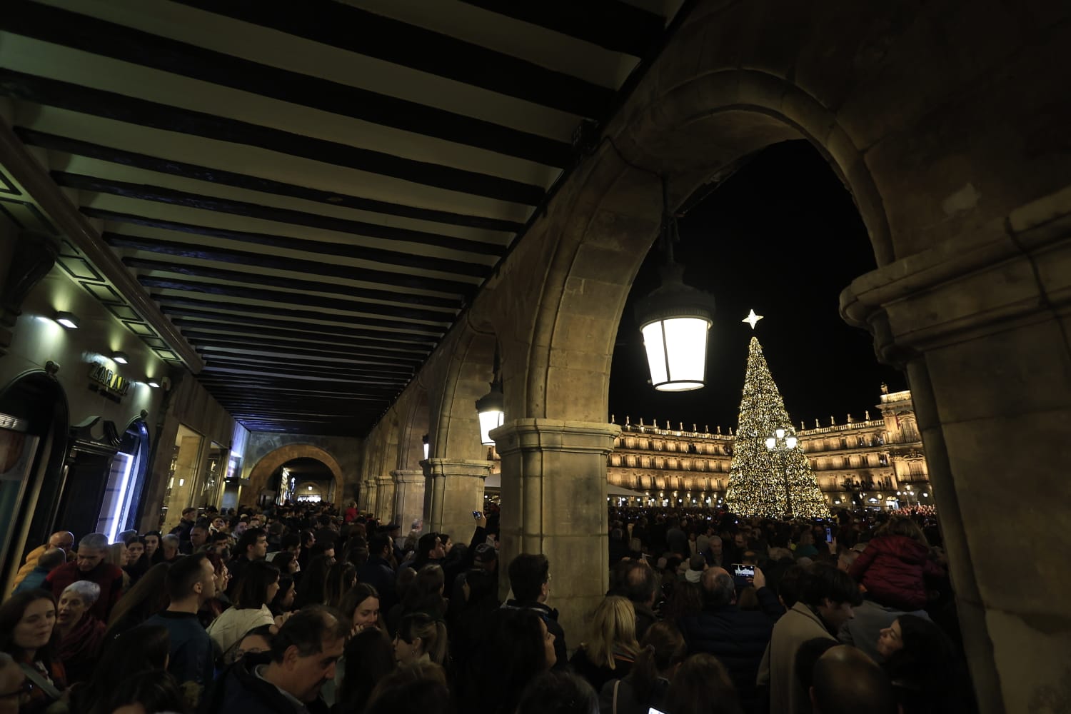 Una Plaza abarrotada, escenario del encendido de la Navidad en Salamanca