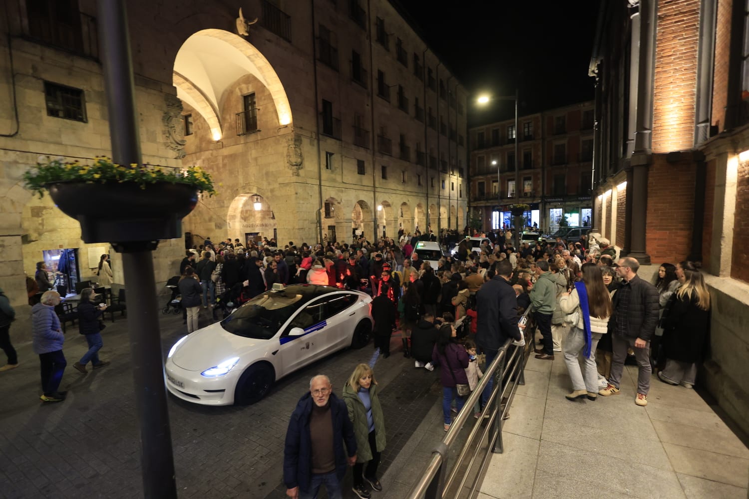 Una Plaza abarrotada, escenario del encendido de la Navidad en Salamanca