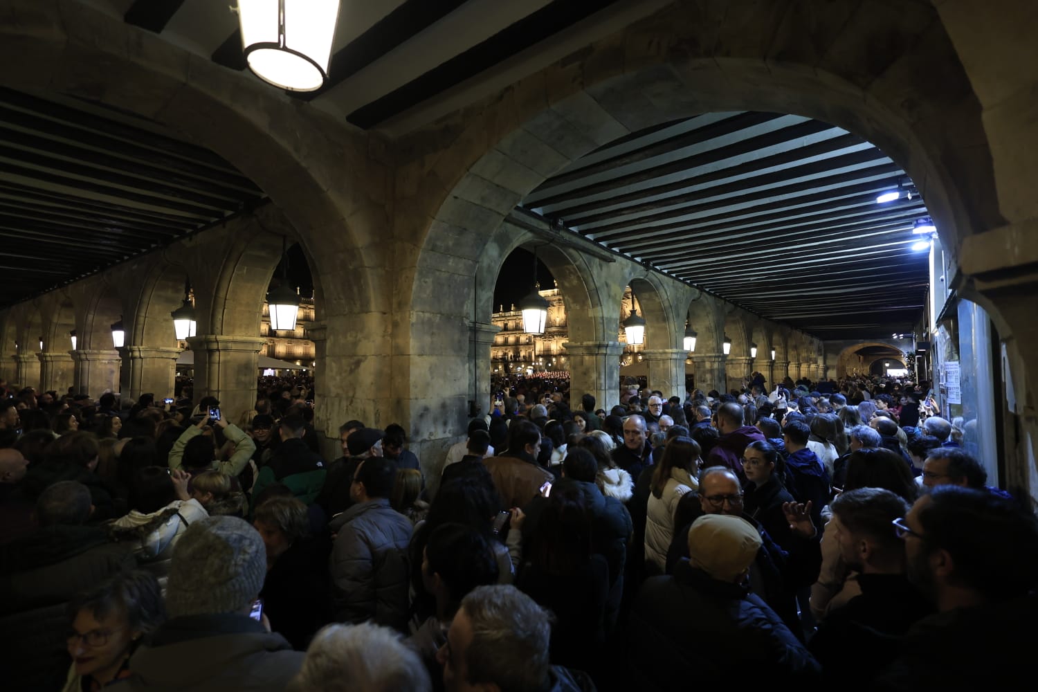 Una Plaza abarrotada, escenario del encendido de la Navidad en Salamanca