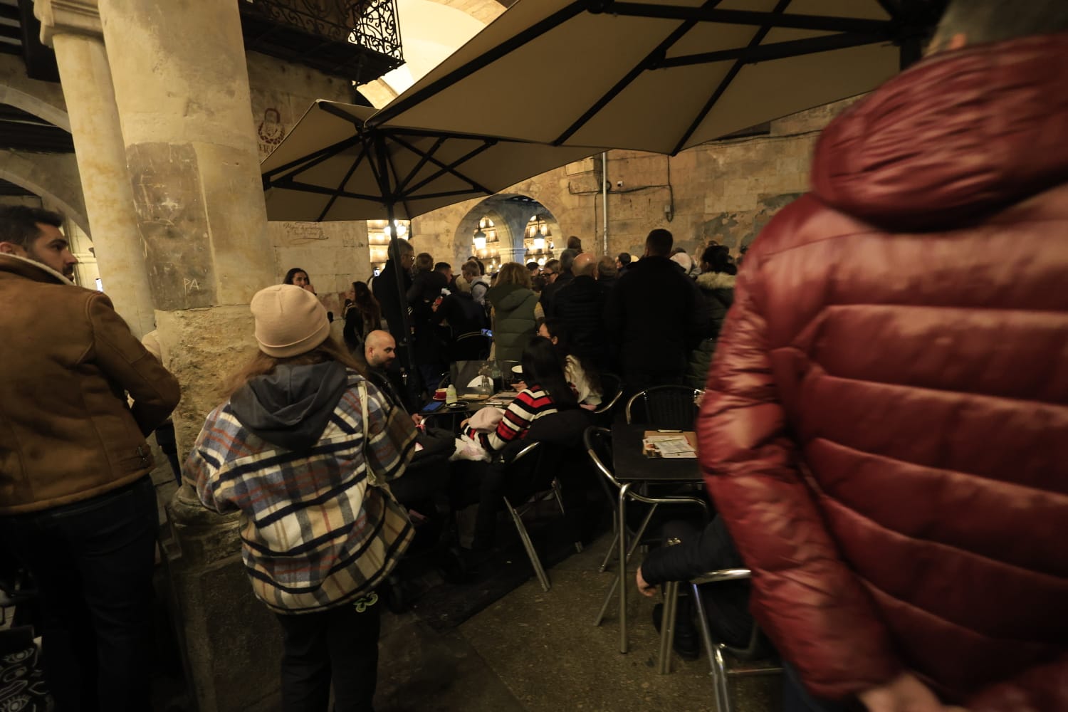 Una Plaza abarrotada, escenario del encendido de la Navidad en Salamanca