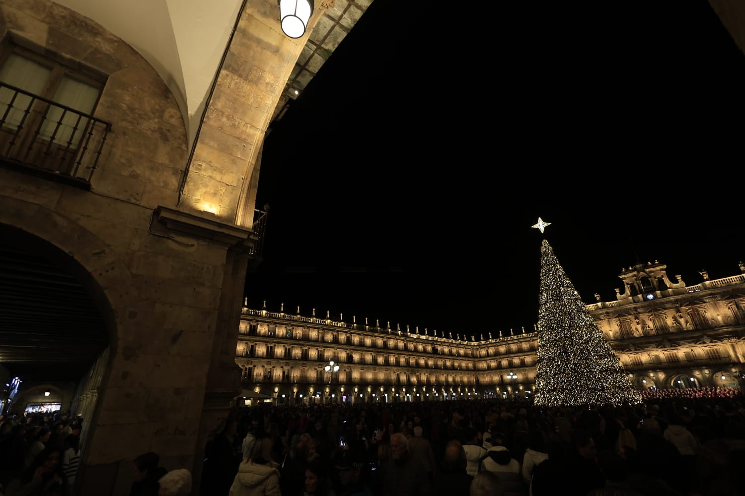 Una Plaza abarrotada, escenario del encendido de la Navidad en Salamanca