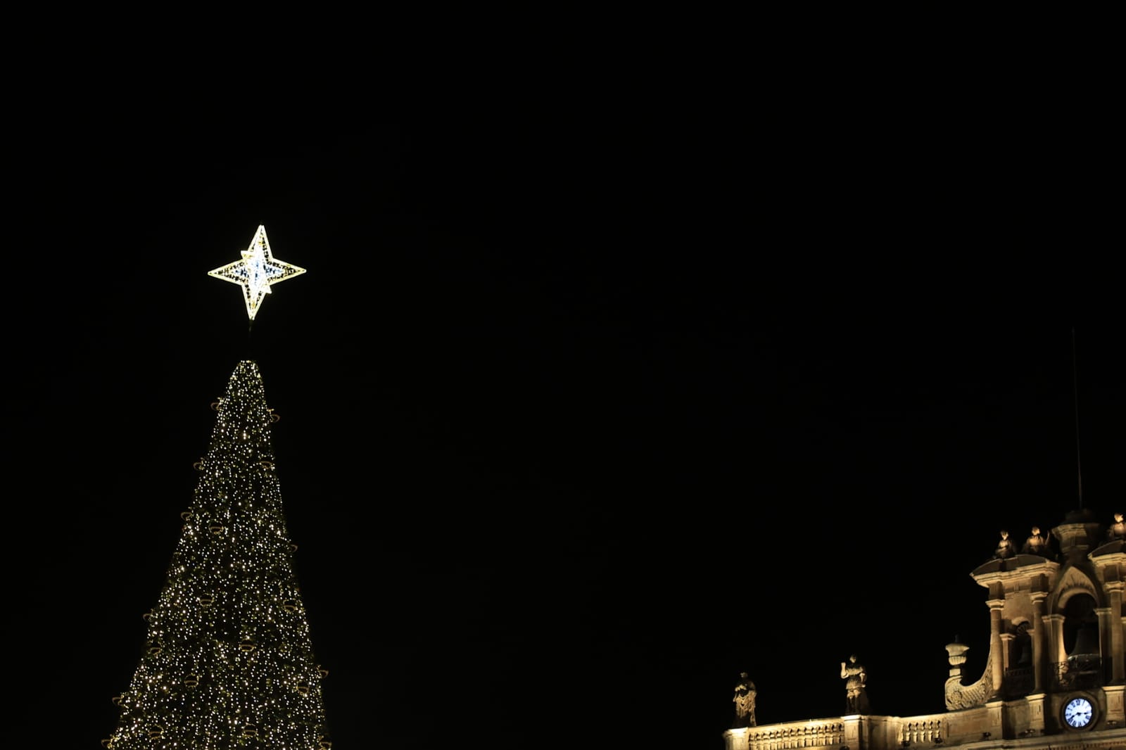 Una Plaza abarrotada, escenario del encendido de la Navidad en Salamanca