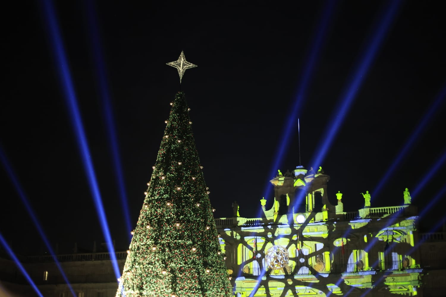 Una Plaza abarrotada, escenario del encendido de la Navidad en Salamanca