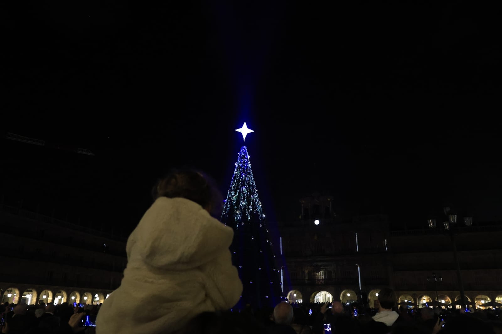 Una Plaza abarrotada, escenario del encendido de la Navidad en Salamanca