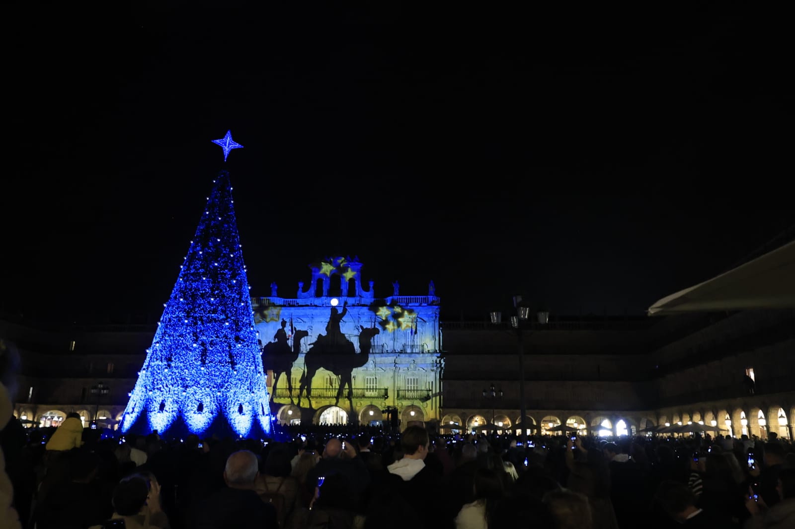 Una Plaza abarrotada, escenario del encendido de la Navidad en Salamanca