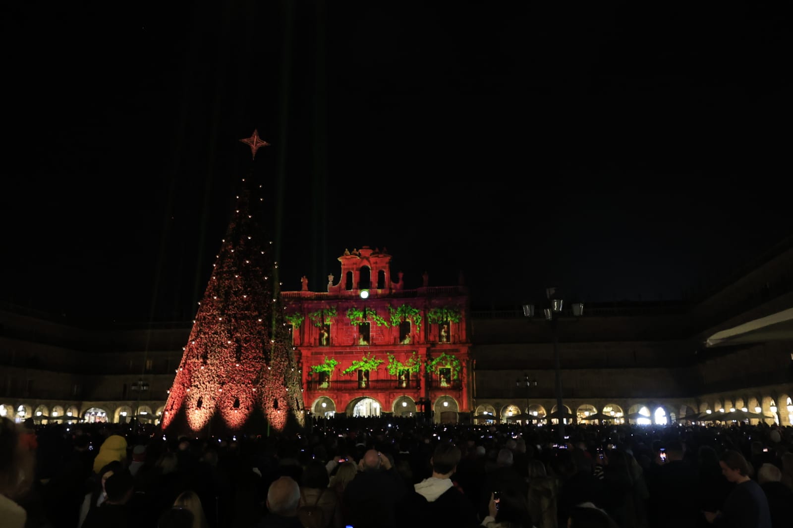 Una Plaza abarrotada, escenario del encendido de la Navidad en Salamanca