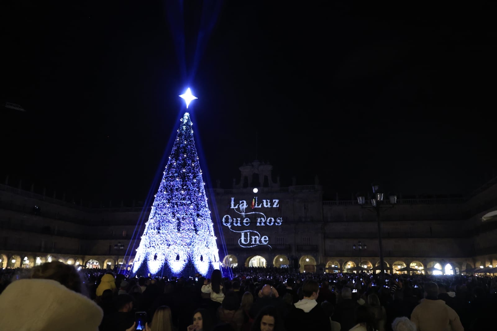 Una Plaza abarrotada, escenario del encendido de la Navidad en Salamanca