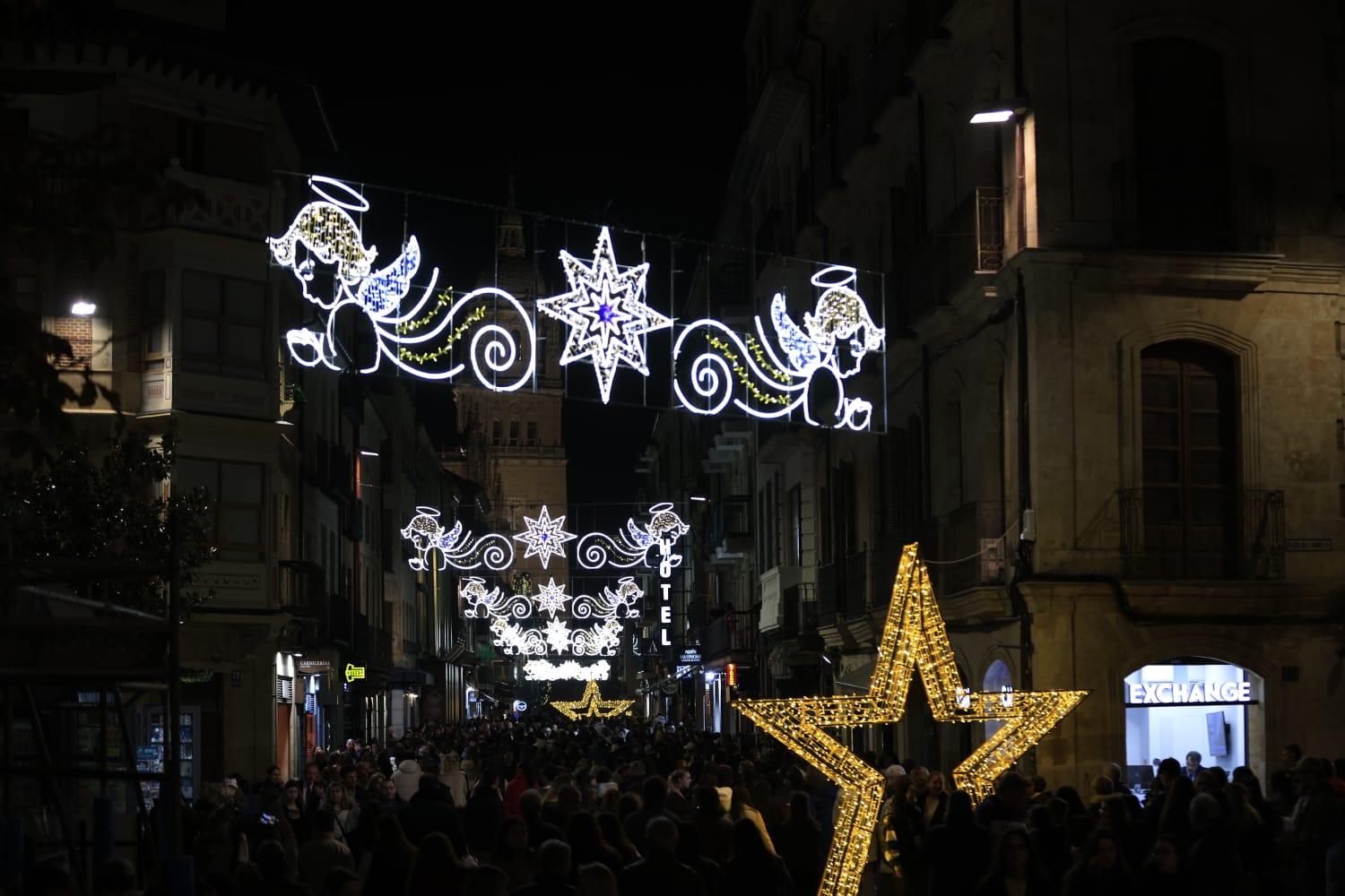 Una Plaza abarrotada, escenario del encendido de la Navidad en Salamanca