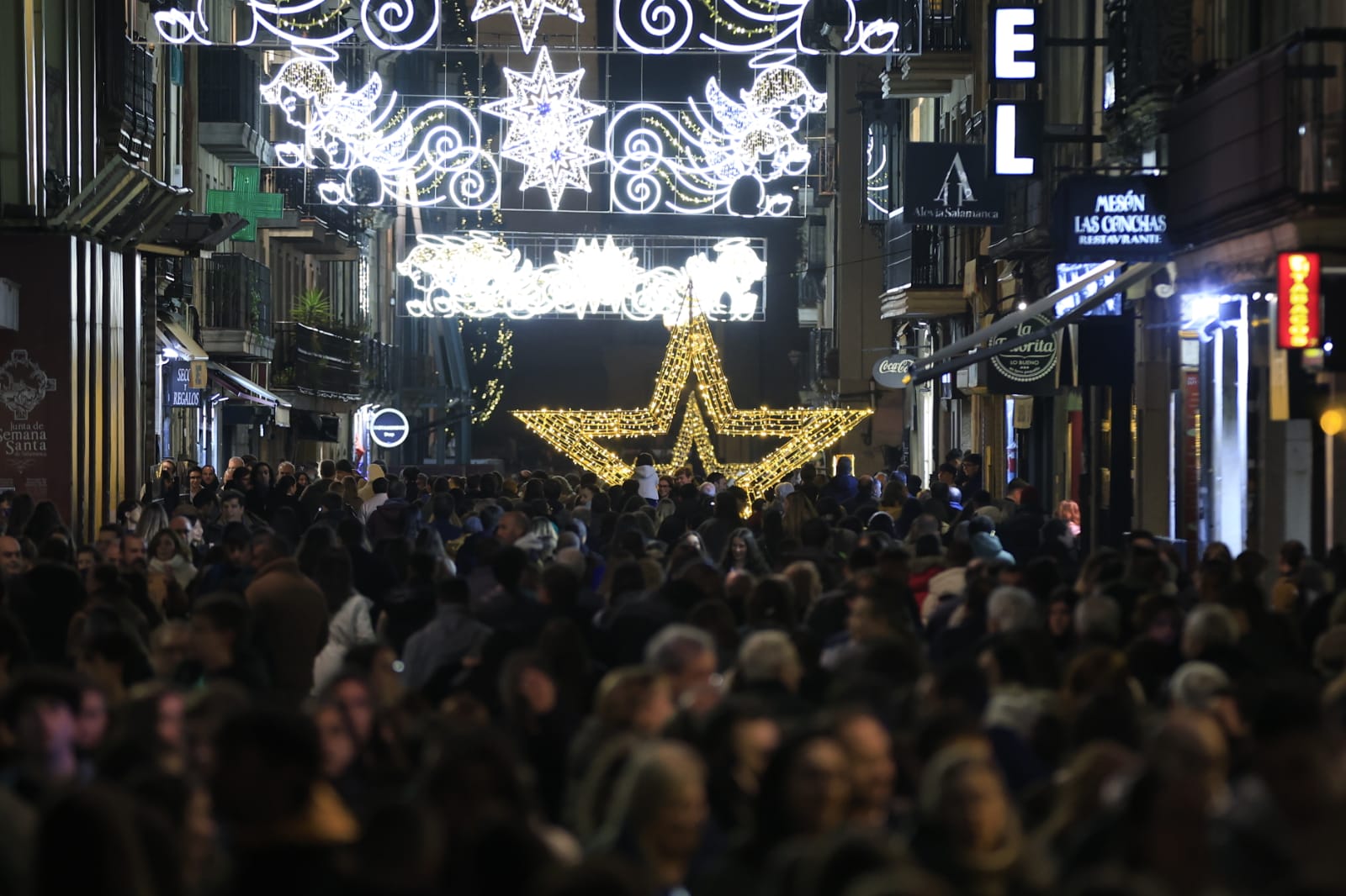 Una Plaza abarrotada, escenario del encendido de la Navidad en Salamanca