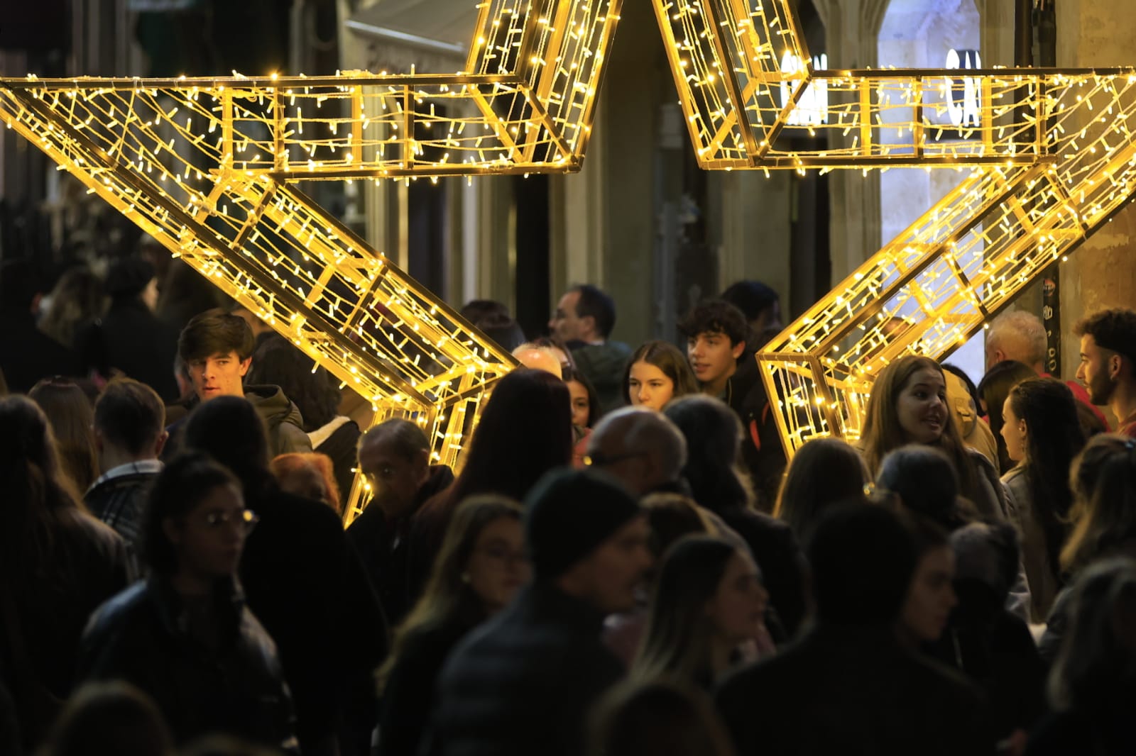 Una Plaza abarrotada, escenario del encendido de la Navidad en Salamanca