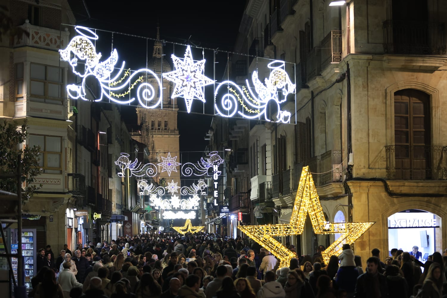 Una Plaza abarrotada, escenario del encendido de la Navidad en Salamanca