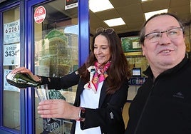 Carmen Santiago, lotera de Peñaranda, celebra la gran cantidad de millones que repartió en 2023 en la lotería de Navidad, con un décimo incluido del Gordo.