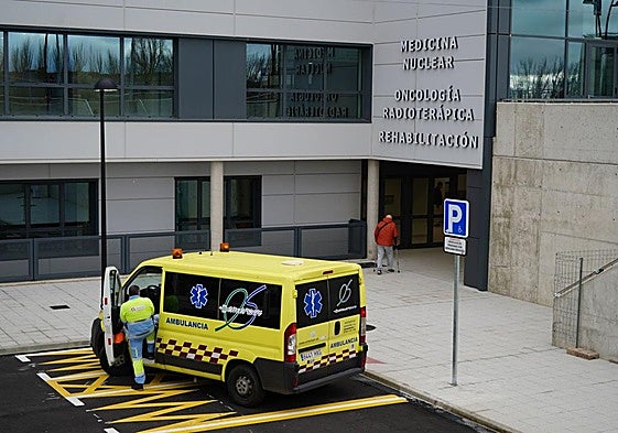 Una ambulancia en el Hospital de Salamanca