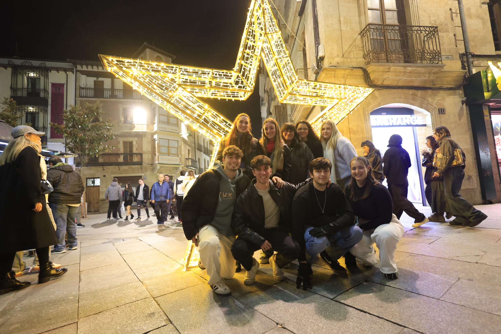 Una Plaza abarrotada, escenario del encendido de la Navidad en Salamanca