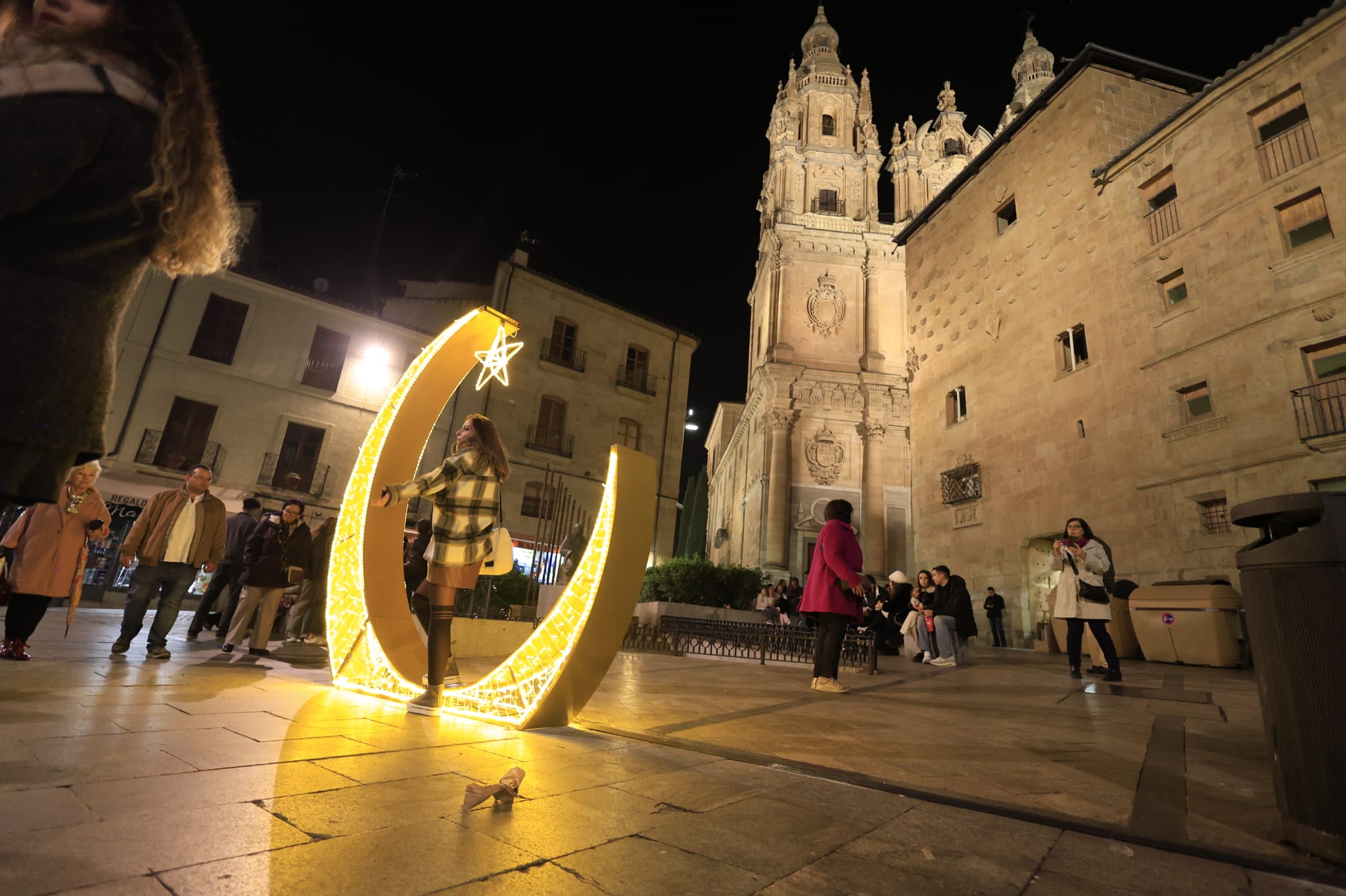 Una Plaza abarrotada, escenario del encendido de la Navidad en Salamanca