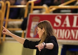 Anna Montañana, entrenadora de Perfumerías Avenida