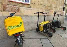 Algunos vehículos de los repartidores de Glovo