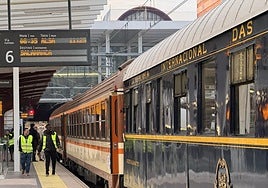 Varios de los vagones de tren históricos que han partido hoy desde Chamartín en Madrid a Salamanca.