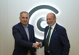 Ángel Losada estrecha la mano a Ernesto Moronta.