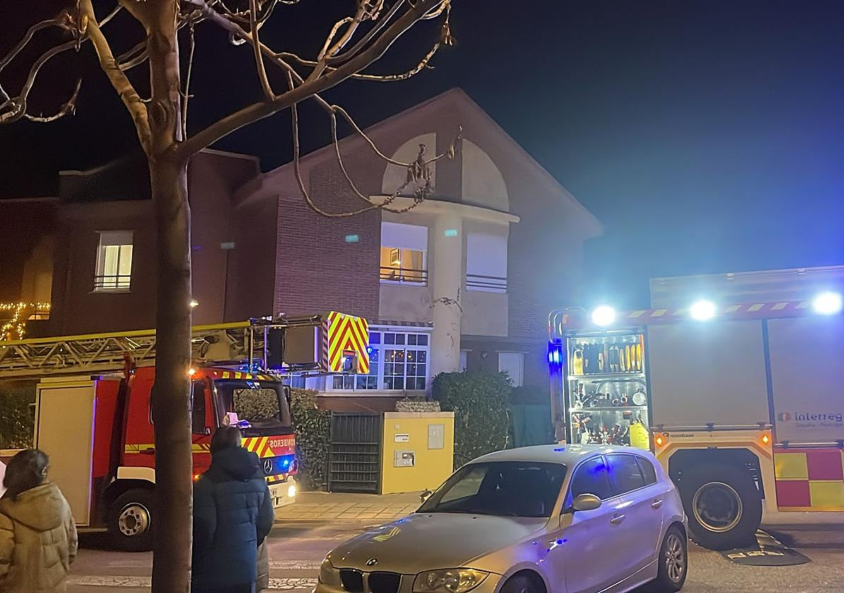 Imagen de los bomberos en el lugar de los hechos.