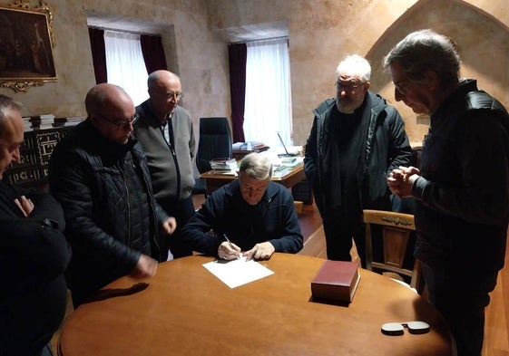 El obispo confirma a Jorge García Gómez como nuevo deán del Cabildo Catedral de Salamanca.