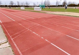 Desgaste de las líneas en las pistas de El Helmántico.