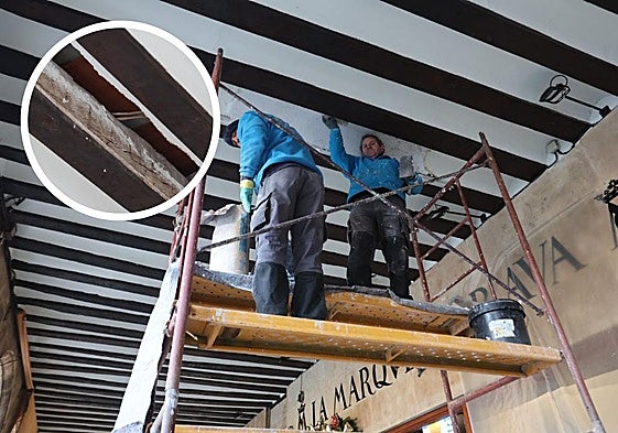 Reparación este miércoles y boquete que se abrió en los soportales.