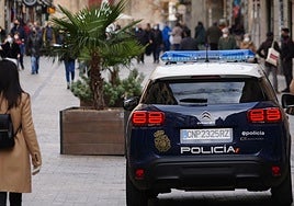 Un coche de Policía Nacional circula por la ciudad.